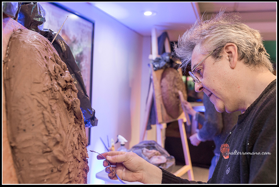 photography arte y vino tuvieron lugar en centrovision deleite para los ojos de sus invitados escultura modelado en arcilla y pintura se dieron cita en centrovision mendoza